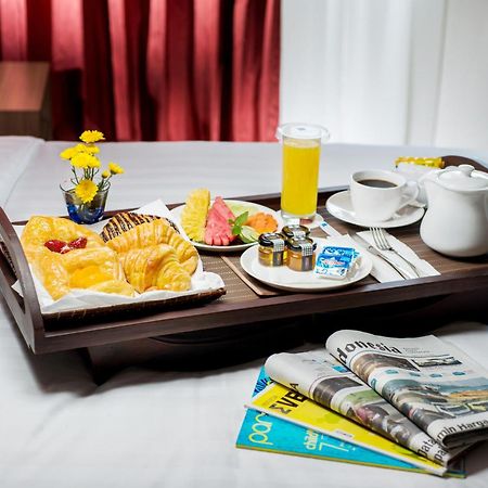 Blue Sky Hotel Petamburan Джакарта Екстериор снимка