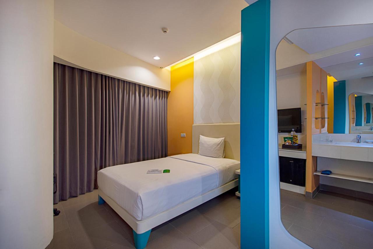 Blue Sky Hotel Petamburan Джакарта Екстериор снимка