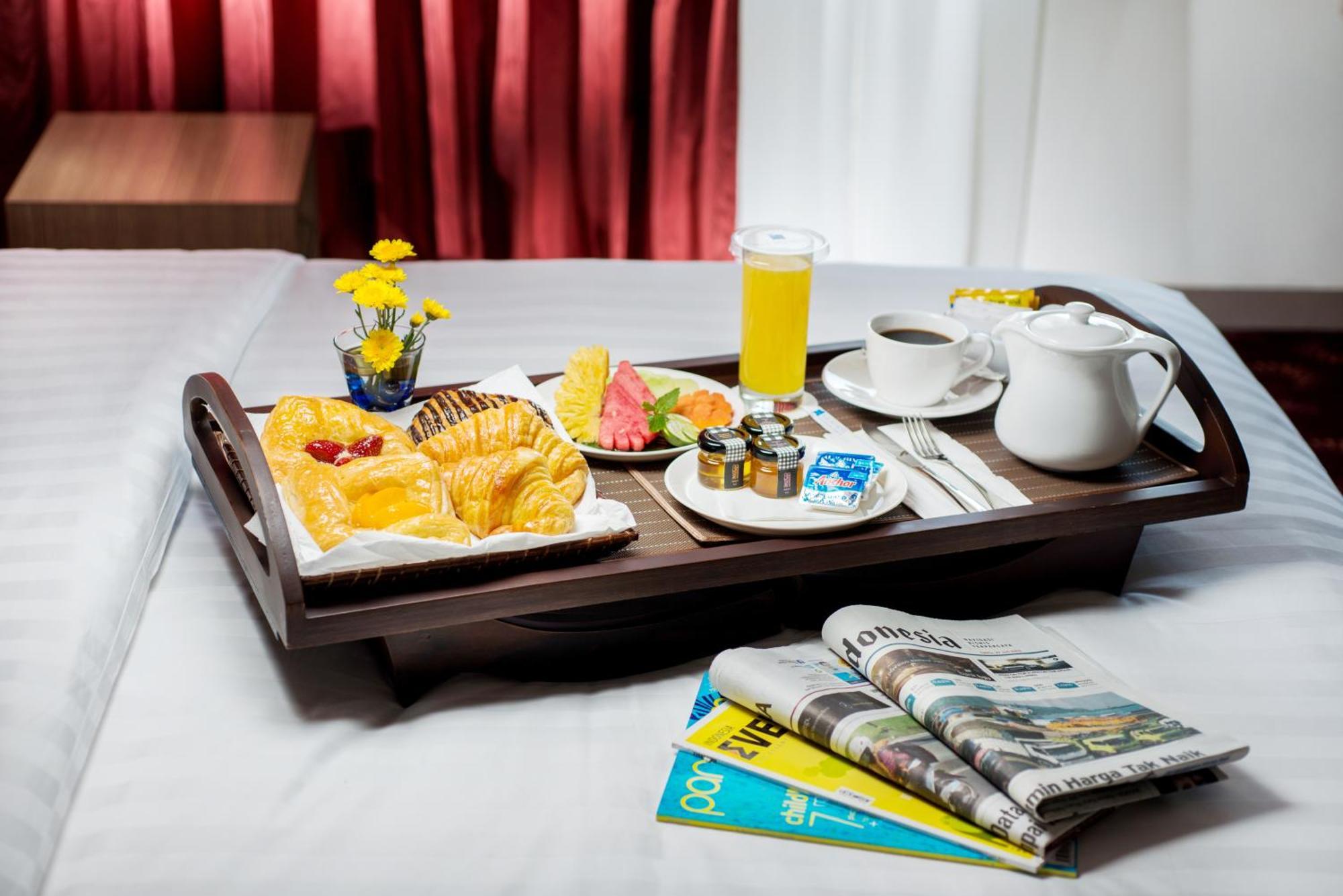 Blue Sky Hotel Petamburan Джакарта Екстериор снимка