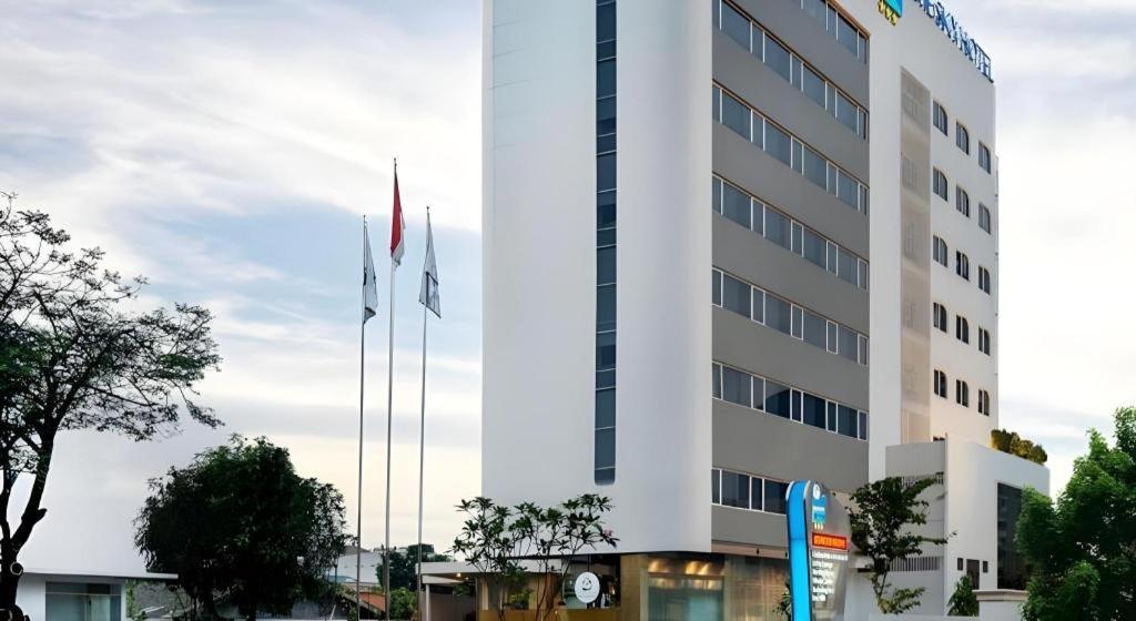Blue Sky Hotel Petamburan Джакарта Екстериор снимка