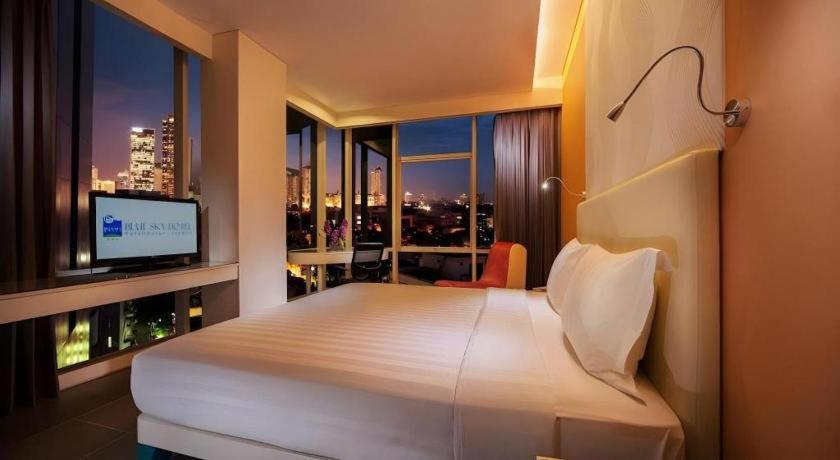 Blue Sky Hotel Petamburan Джакарта Екстериор снимка