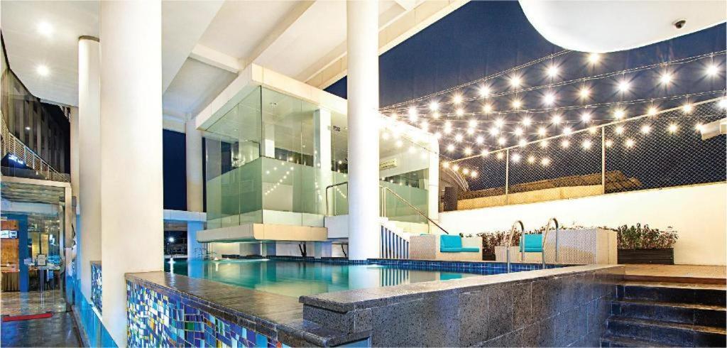Blue Sky Hotel Petamburan Джакарта Екстериор снимка