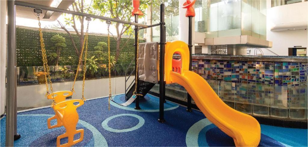 Blue Sky Hotel Petamburan Джакарта Екстериор снимка