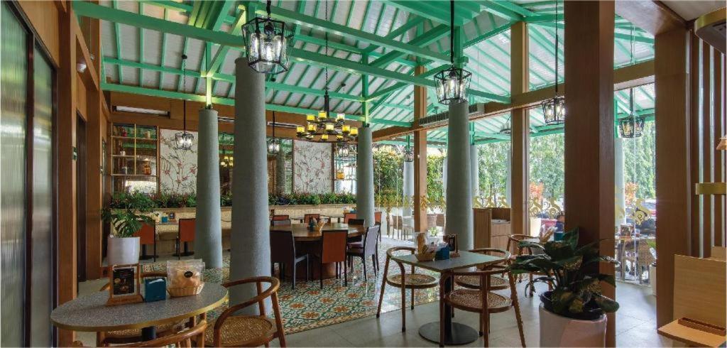 Blue Sky Hotel Petamburan Джакарта Екстериор снимка