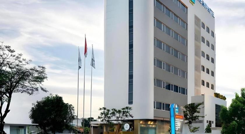 Blue Sky Hotel Petamburan Джакарта Екстериор снимка
