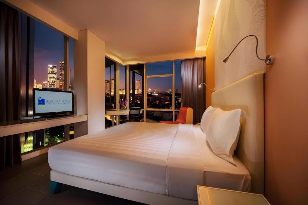Blue Sky Hotel Petamburan Джакарта Екстериор снимка