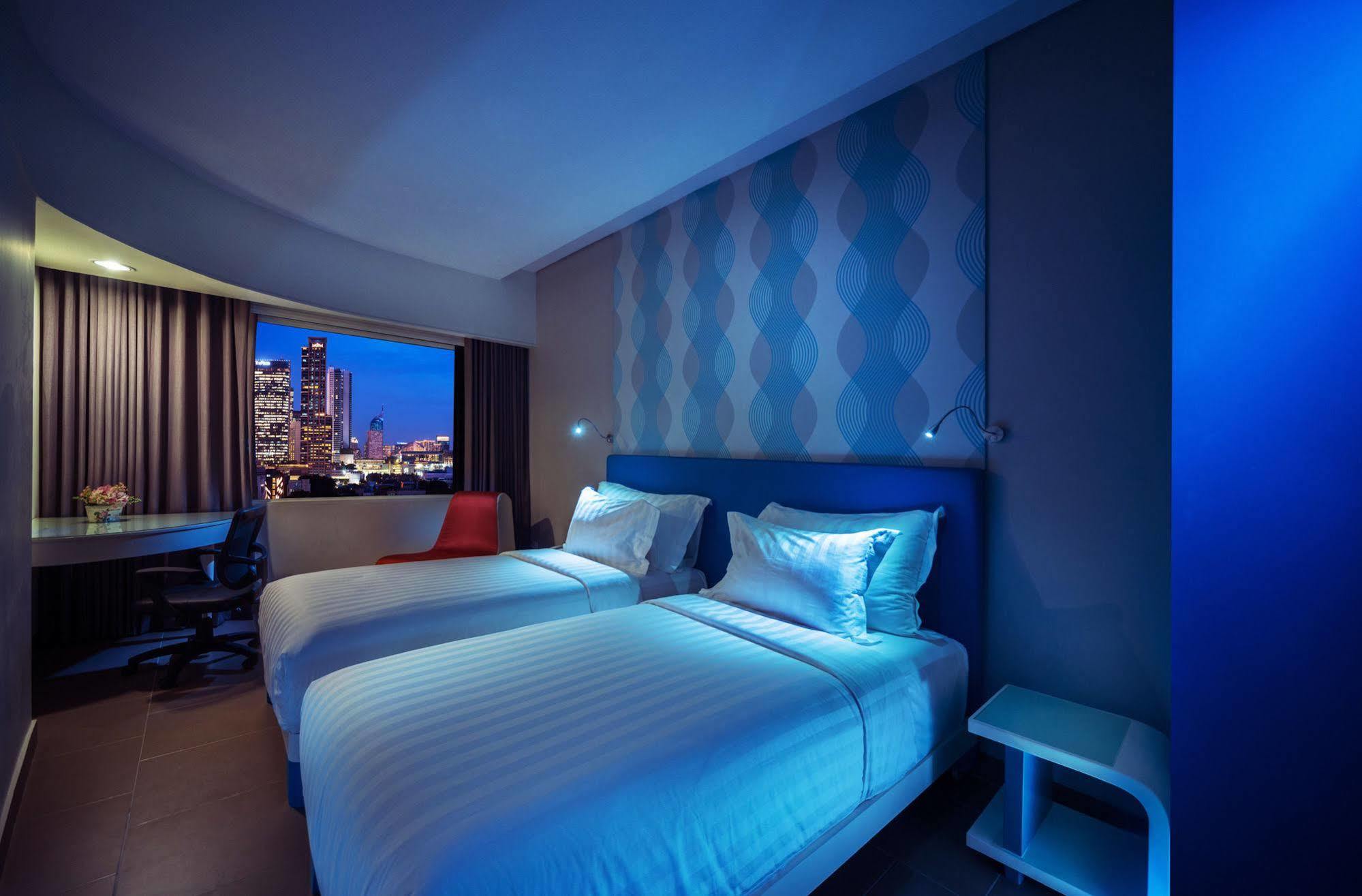 Blue Sky Hotel Petamburan Джакарта Екстериор снимка