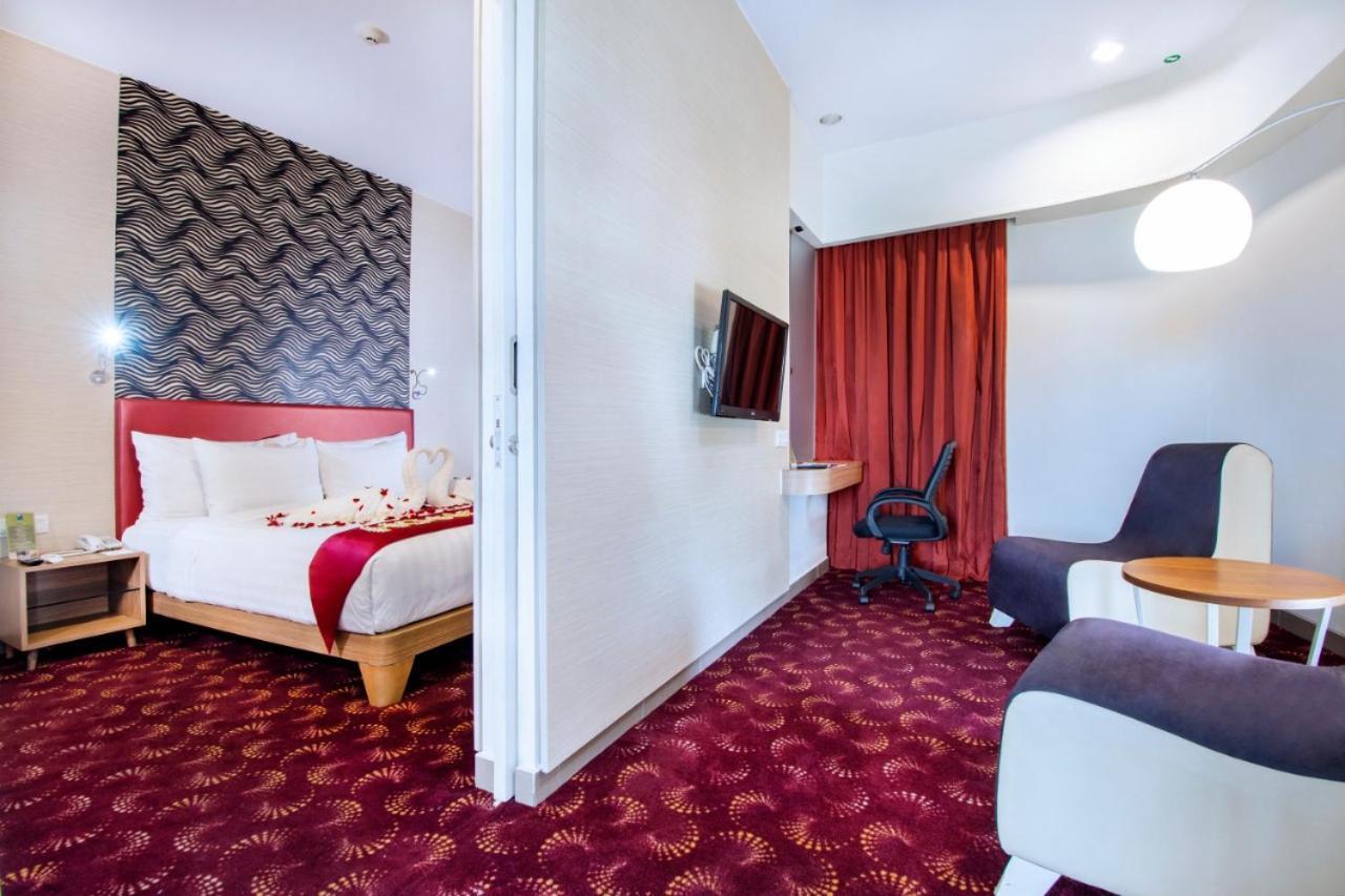 Blue Sky Hotel Petamburan Джакарта Екстериор снимка