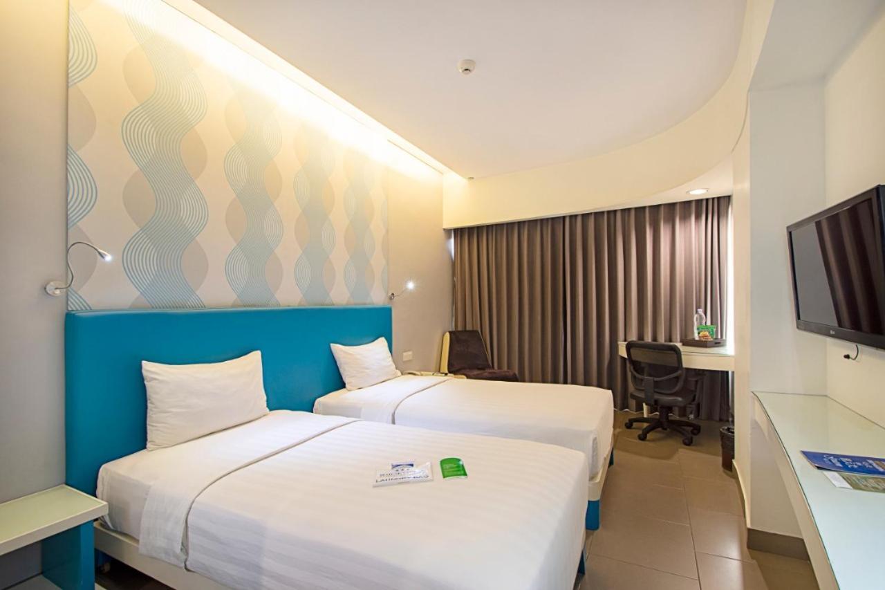 Blue Sky Hotel Petamburan Джакарта Екстериор снимка
